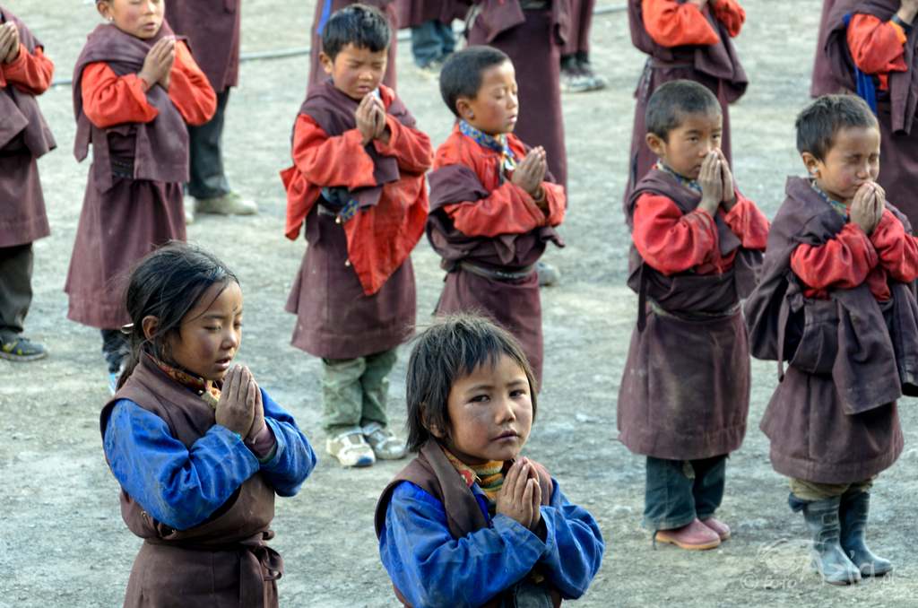 Dzień 12: modlitwa uczniów na zakończenie zajęć w szkole - Khoman (4201m)